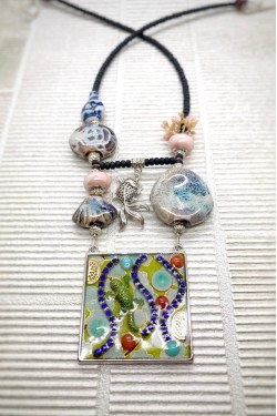 Collier long d'inspiration asiatique avec de belles perles tchèques Aniki Bijoux Collier long d'inspiration asiatique avec de belles perles tchèques Aniki Bijoux