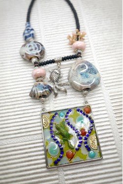 Collier long d'inspiration asiatique avec de belles perles tchèques Aniki Bijoux