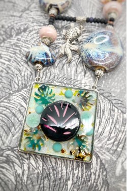 Collier long d'inspiration asiatique avec de belles perles chinoises Aniki Bijoux Collier long d'inspiration asiatique avec de belles perles chinoises Aniki Bijoux