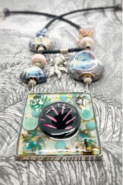 Collier long d'inspiration asiatique avec de belles perles chinoises Aniki Bijoux Collier long d'inspiration asiatique avec de belles perles chinoises Aniki Bijoux