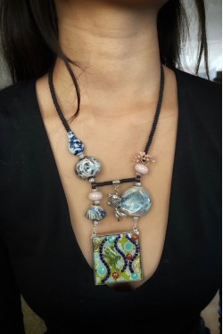 Collier long d'inspiration asiatique avec de belles perles tchèques Aniki Bijoux