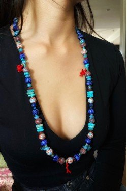 Collier court de fabrication artisanale par la créatrice  Aniki Bijoux