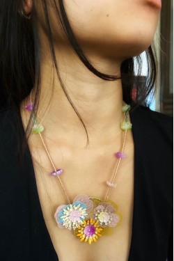 Collier long d'inspiration africaine avec de belles perles sélectionnées par Aniki Bijoux