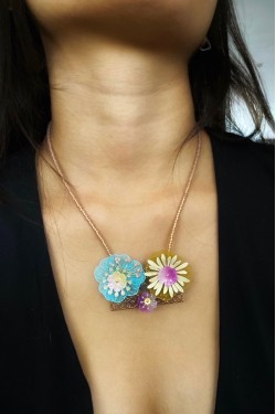 Collier long d'inspiration africaine avec de belles perles sélectionnées par Aniki Bijoux