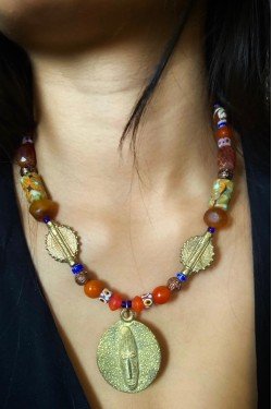 Collier court de fabrication artisanale par la créatrice  Aniki Bijoux