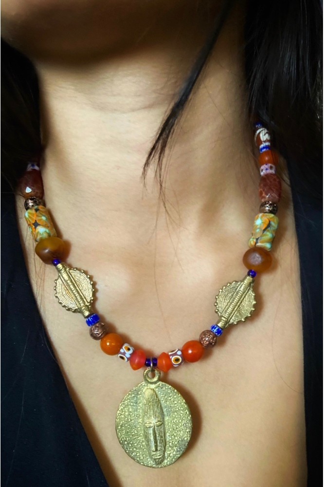 Collier court de fabrication artisanale par la créatrice  Aniki Bijoux