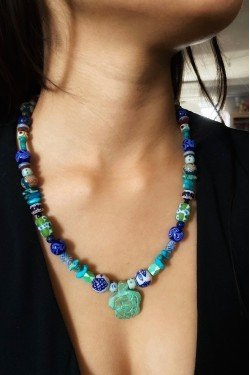 Collier court de fabrication artisanale par la créatrice  Aniki Bijoux