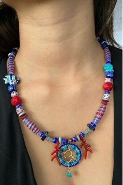 Collier court de fabrication artisanale par la créatrice  Aniki Bijoux