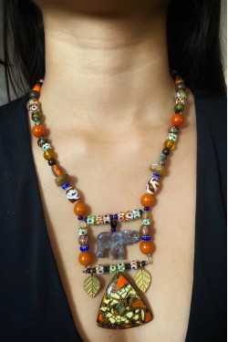 Collier court de fabrication artisanale par la créatrice  Aniki Bijoux