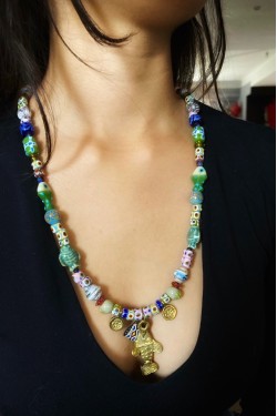 Collier court de fabrication artisanale par la créatrice  Aniki Bijoux