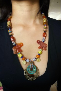 Collier court de fabrication artisanale par la créatrice  Aniki Bijoux