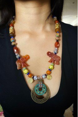 Collier court de fabrication artisanale par la créatrice  Aniki Bijoux