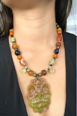 Collier court de fabrication artisanale par la créatrice  Aniki Bijoux