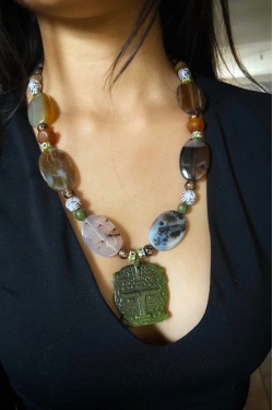 Collier court de fabrication artisanale par la créatrice  Aniki Bijoux