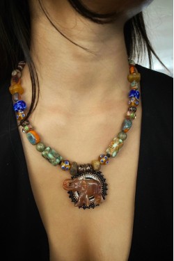 Collier court de fabrication artisanale par la créatrice  Aniki Bijoux