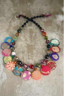 Collier court de fabrication artisanale avec pièces indiennes par la créatrice Aniki Bijoux