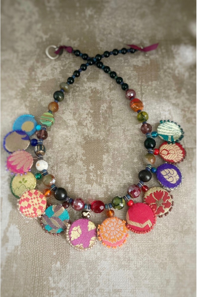 Collier court de fabrication artisanale avec pièces indiennes par la créatrice Aniki Bijoux