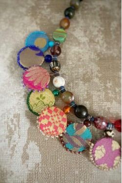 Collier court de fabrication artisanale avec pièces indiennes par la créatrice Aniki Bijoux