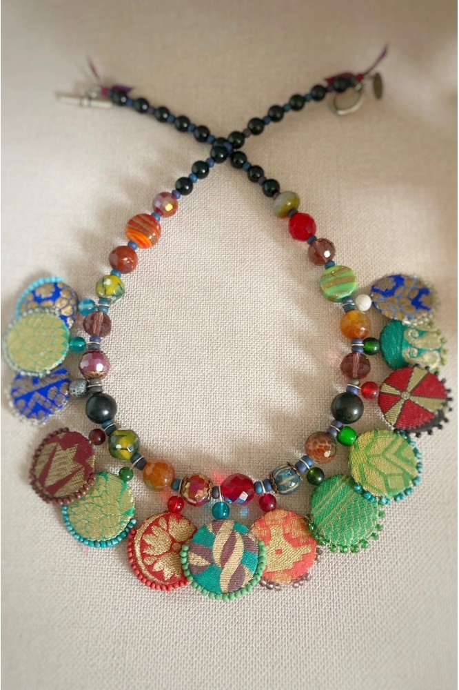 Collier court de fabrication artisanale avec pièces indiennes par la créatrice Aniki Bijoux
