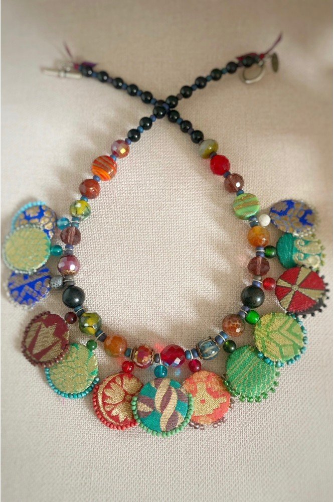 Collier court de fabrication artisanale avec pièces indiennes par la créatrice Aniki Bijoux