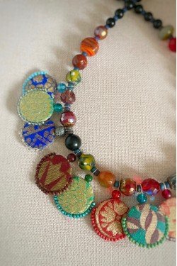 Collier court de fabrication artisanale avec pièces indiennes par la créatrice Aniki Bijoux