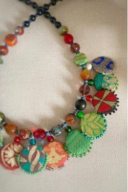 Collier court de fabrication artisanale avec pièces indiennes par la créatrice Aniki Bijoux