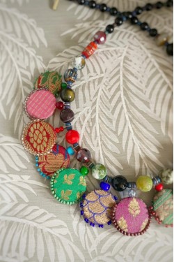 Collier court de fabrication artisanale avec pièces indiennes par la créatrice Aniki Bijoux