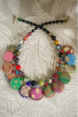 Collier court de fabrication artisanale avec pièces indiennes par la créatrice Aniki Bijoux