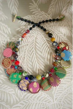 Collier court de fabrication artisanale avec pièces indiennes par la créatrice Aniki Bijoux