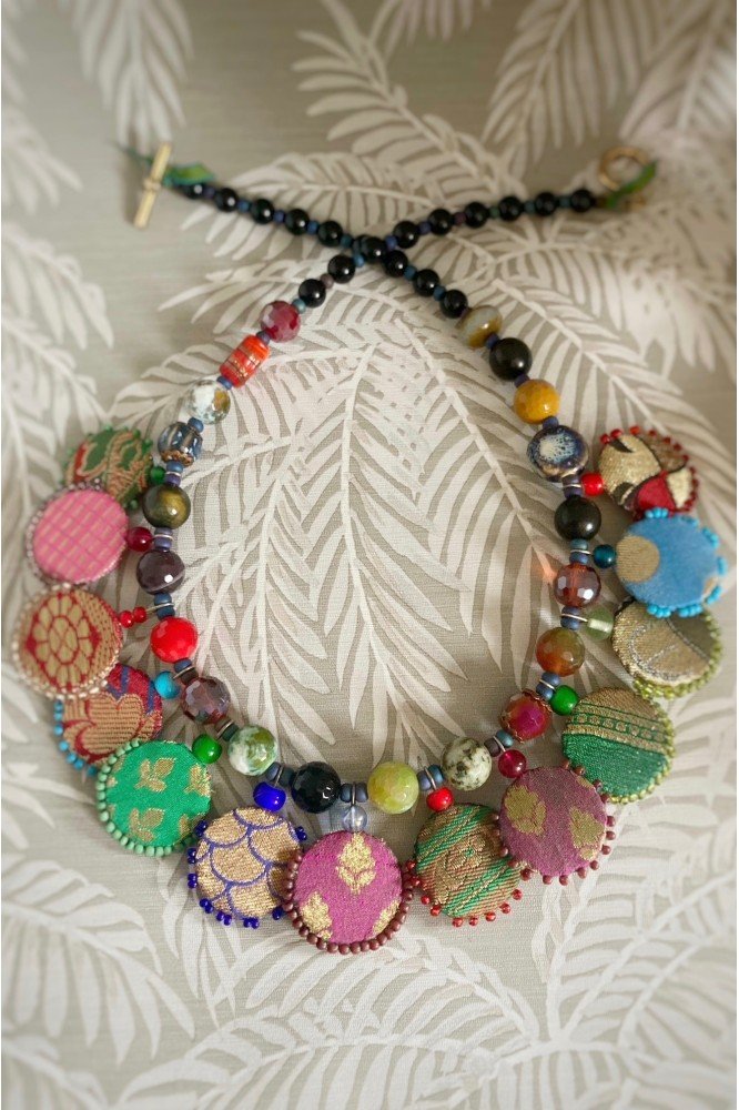 Collier court de fabrication artisanale avec pièces indiennes par la créatrice Aniki Bijoux