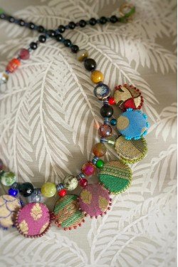 Collier court de fabrication artisanale avec pièces indiennes par la créatrice Aniki Bijoux