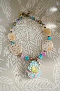 Collier long d'inspiration africaine avec de belles perles sélectionnées par Aniki Bijoux