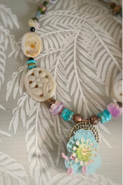 Collier long d'inspiration africaine avec de belles perles sélectionnées par Aniki Bijoux