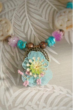 Collier long d'inspiration africaine avec de belles perles sélectionnées par Aniki Bijoux