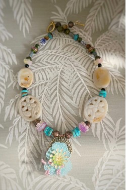 Collier long d'inspiration africaine avec de belles perles sélectionnées par Aniki Bijoux