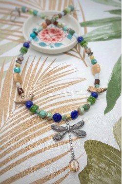 Collier court de fabrication artisanale par la créatrice  Aniki Bijoux