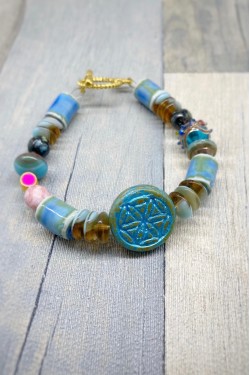 Bracelet aux couleurs lumineuses création Aniki Bijoux