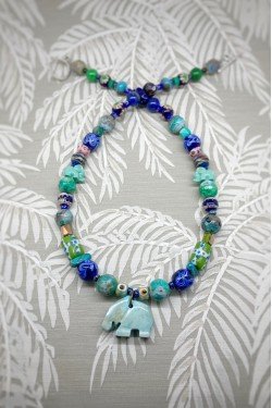 Collier court de fabrication artisanale par la créatrice  Aniki Bijoux