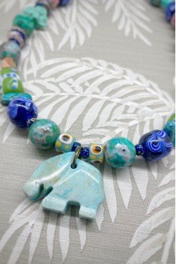 Collier court de fabrication artisanale par la créatrice  Aniki Bijoux