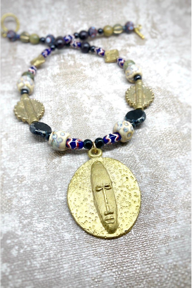 Collier court de fabrication artisanale par la créatrice  Aniki Bijoux