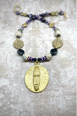 Collier court de fabrication artisanale par la créatrice  Aniki Bijoux