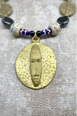 Collier court de fabrication artisanale par la créatrice  Aniki Bijoux