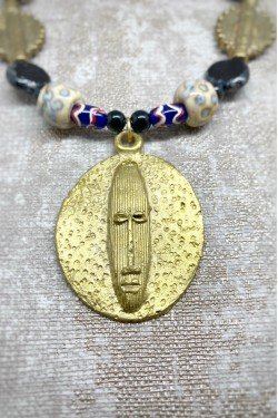 Collier court de fabrication artisanale par la créatrice  Aniki Bijoux