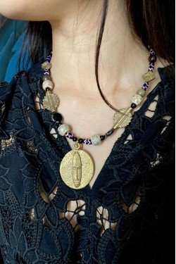 Collier court de fabrication artisanale par la créatrice  Aniki Bijoux