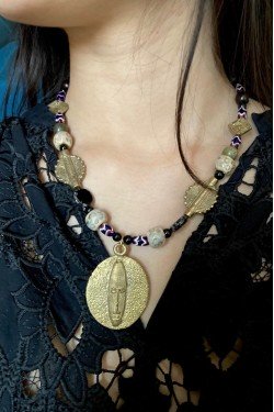 Collier court de fabrication artisanale par la créatrice  Aniki Bijoux