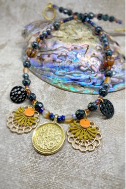 Collier court de fabrication artisanale par la créatrice  Aniki Bijoux