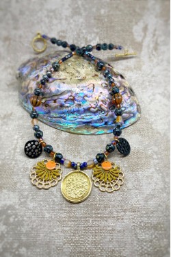 Collier court de fabrication artisanale par la créatrice  Aniki Bijoux