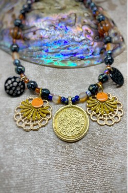 Collier court de fabrication artisanale par la créatrice  Aniki Bijoux