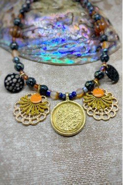 Collier court de fabrication artisanale par la créatrice  Aniki Bijoux