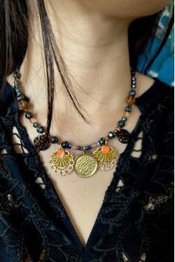 Collier court de fabrication artisanale par la créatrice  Aniki Bijoux